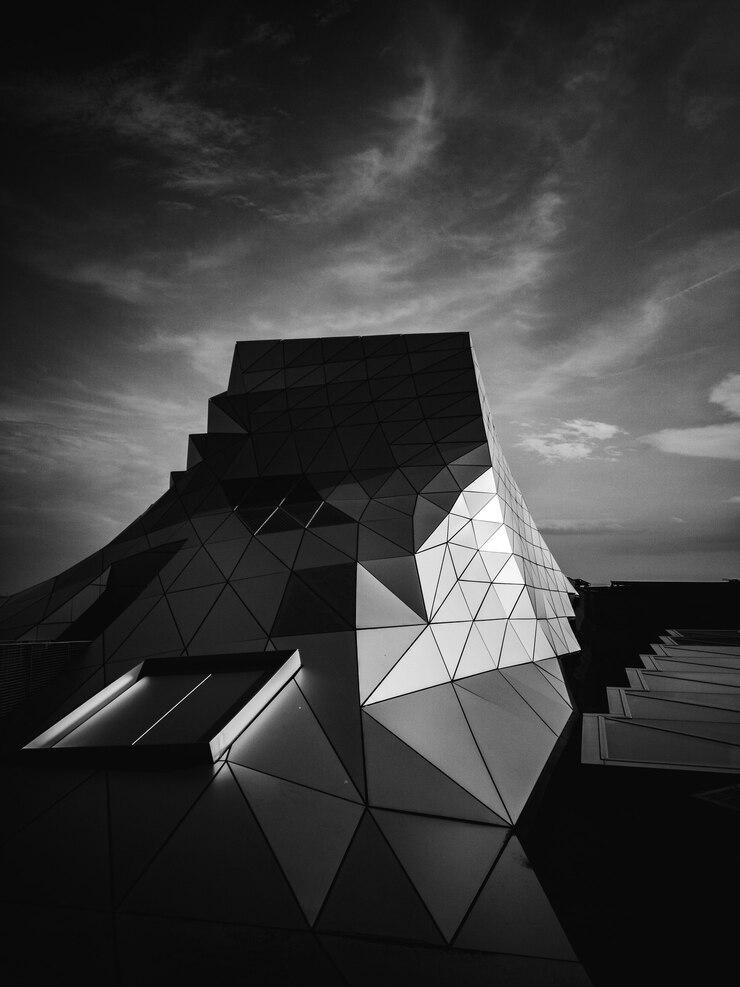 Geometrisch gevormd dak van een gebouw