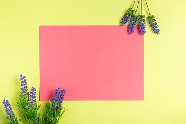 Gratis foto geometrisch papierkunstwerk met lavendel