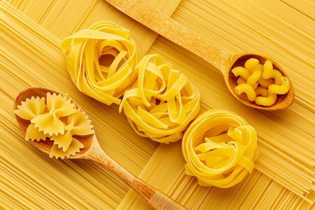 Geometrische opstelling van rauwe spaghetti met tagliatelle farfalle en cellentani