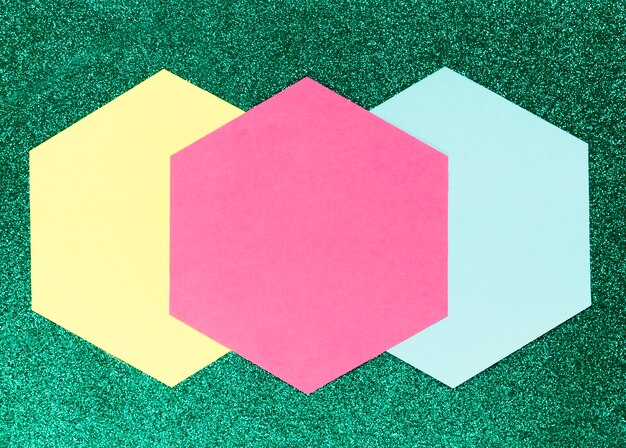 Geometrische vormen op groene achtergrond