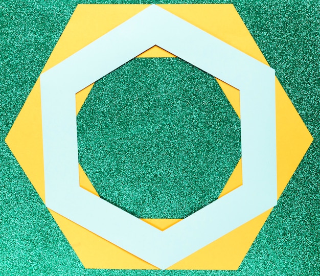 Geometrische vormen op groene achtergrond
