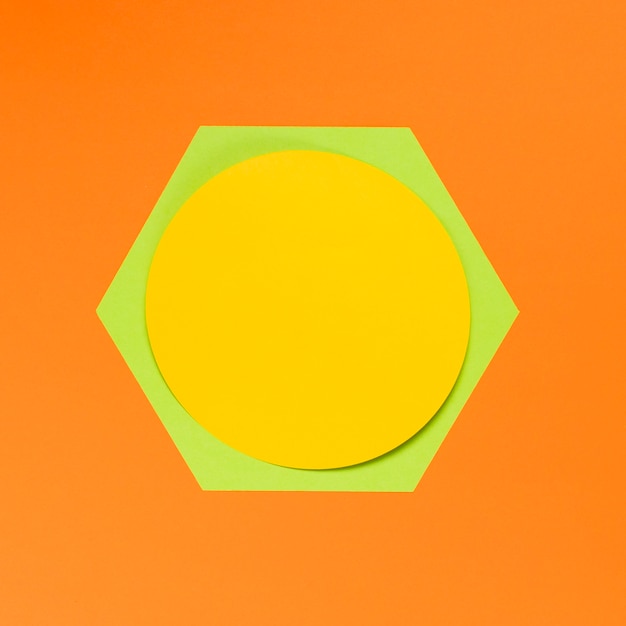 Geometrische vormen op oranje achtergrond