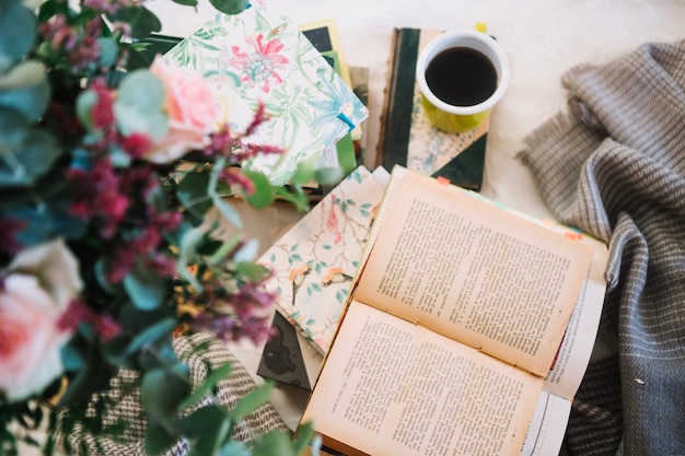 Gratis foto geopend boek dichtbij koffie