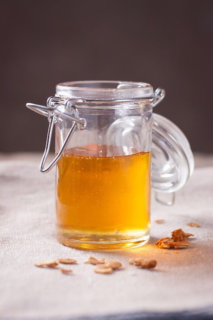 Geopende pot met honing