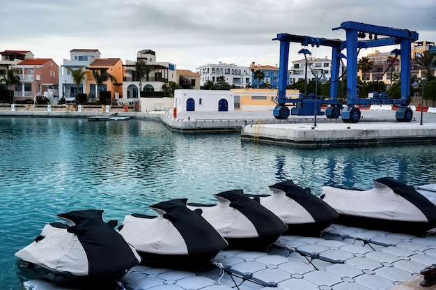 Gratis foto geparkeerde jetski in een haven in de avond