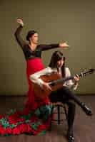 Gratis foto gepassioneerde en elegante flamencodanseres