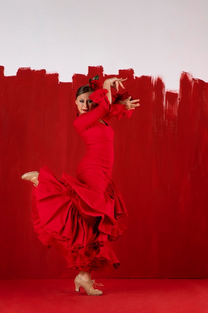 Gratis foto gepassioneerde en elegante flamencodanseres