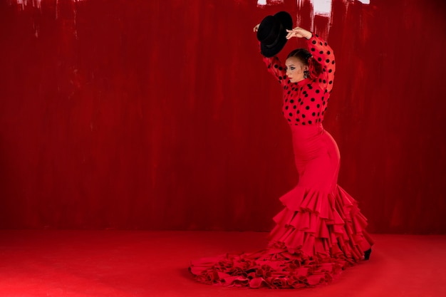 Gratis foto gepassioneerde en elegante flamencodanseres
