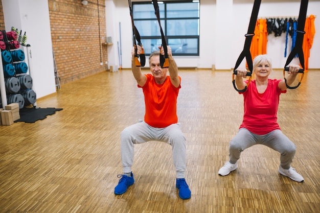 Gepensioneerd echtpaar trainen