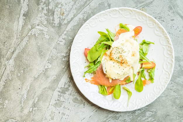 Gepocheerde eieren met zalm en rucola