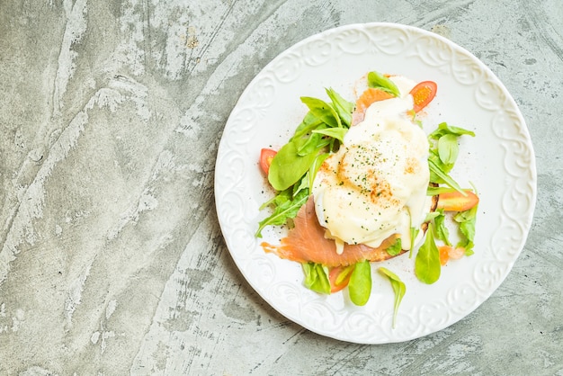 Gepocheerde eieren met zalm en rucola