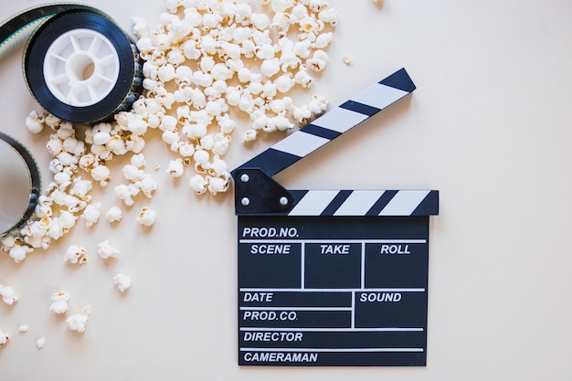 Gratis foto gerangschikte popcorn met clapperboard