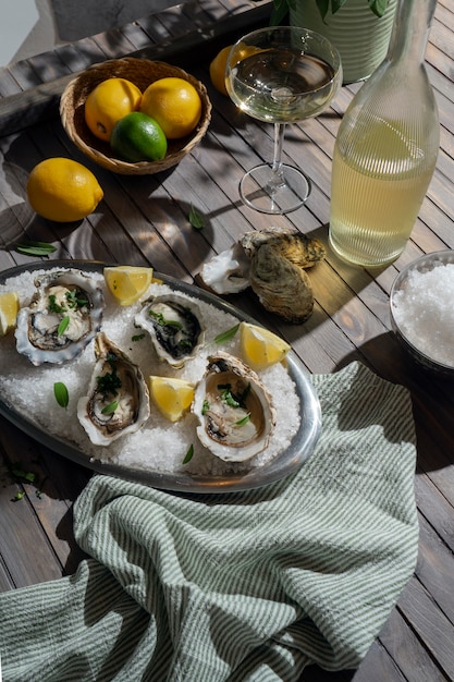 Gerecht gemaakt van oesters met citrus en ijsblokjes