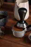 Gratis foto gereedschap gebruikt in een koffiezetapparaat tijdens het koffiezetten