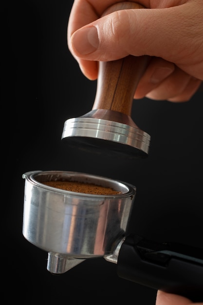 Gratis foto gereedschap gebruikt in een koffiezetapparaat tijdens het koffiezetten