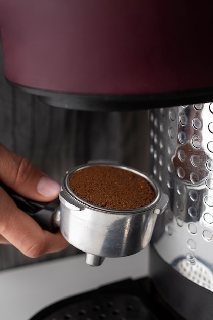 Gereedschap gebruikt in een koffiezetapparaat tijdens het koffiezetten