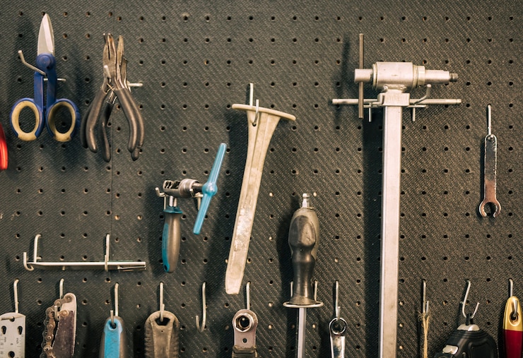 Gratis Foto gereedschappen van een reparatiewerkplaats
