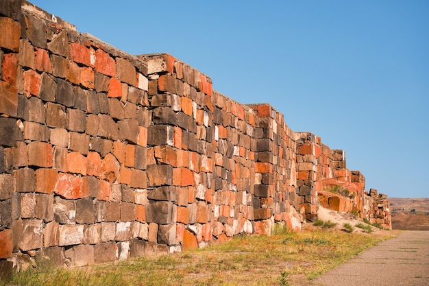 Gratis foto gerestaureerde muren van het oude fort van erebuni, het koninkrijk van urartu in het huidige yerevan, armenië, reizen naar populaire plaatsen, erfgoed van de menselijke geschiedenis, idee voor spandoek of ansichtkaart