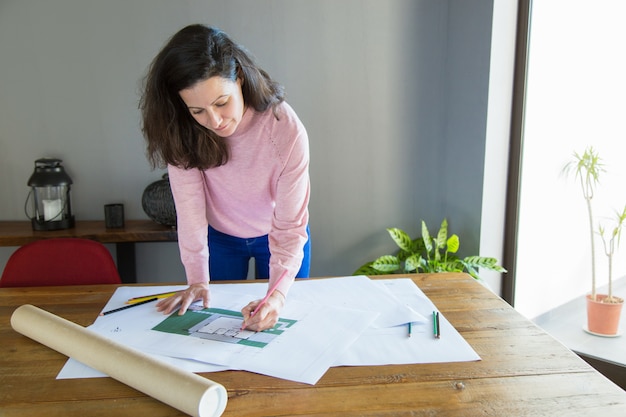 Gericht professioneel werken aan appartementsontwerpproject