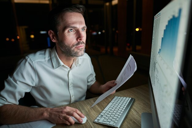 Gerichte man met document met behulp van computer