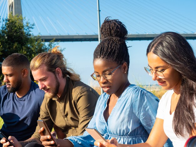 Gerichte vrienden met behulp van mobiele telefoons buiten