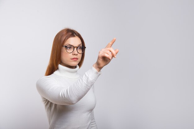 Gerichte vrouw die virtuele knoop duwen