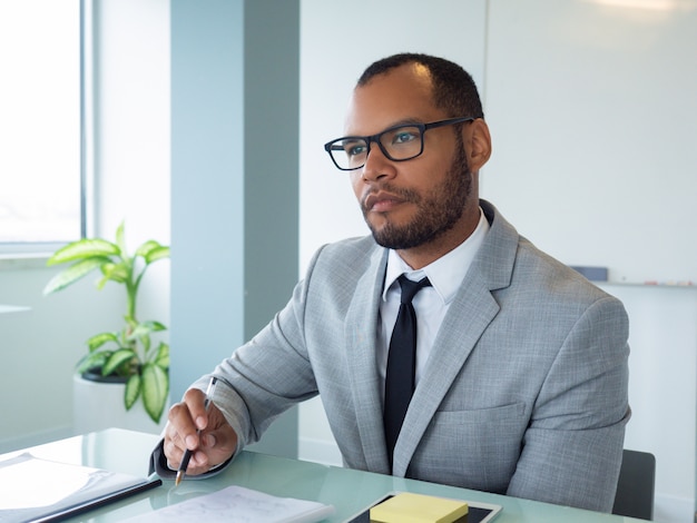 Gerichte zakelijke professional luisteren naar spreker