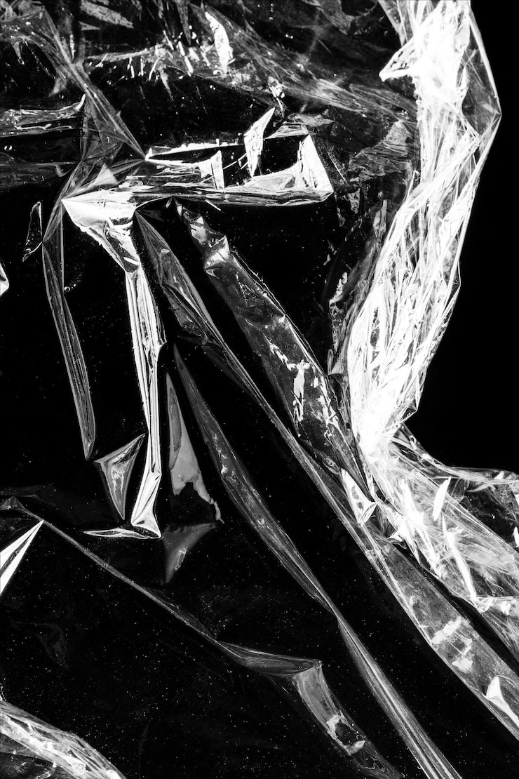 Gratis Foto gerimpelde plastic omslagtextuur op een zwarte achtergrond