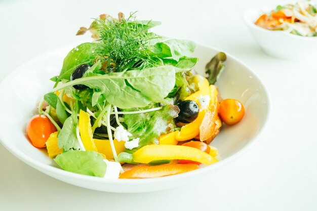 Gerookte eendenborst met plantaardige salade