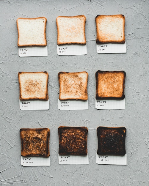 Gratis foto geroosterd brood dat tijd van het maken toont