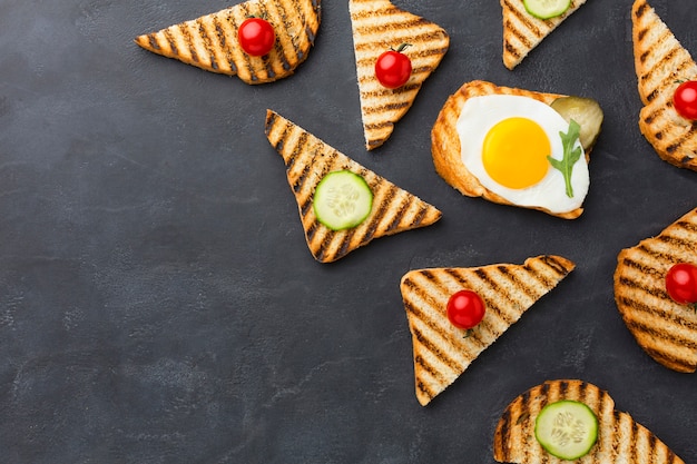 Gratis foto geroosterd brood met ingrediënten