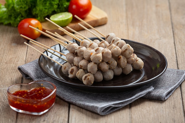 Geroosterde gehaktballetjes en pikante saus