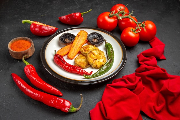 Gratis foto geroosterde groenten plaat van geroosterde groenten tomaten kruiden paprika