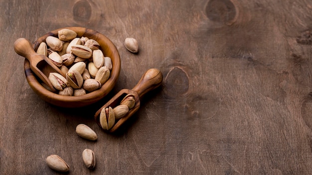 Geroosterde pistachenoten op houten tafel