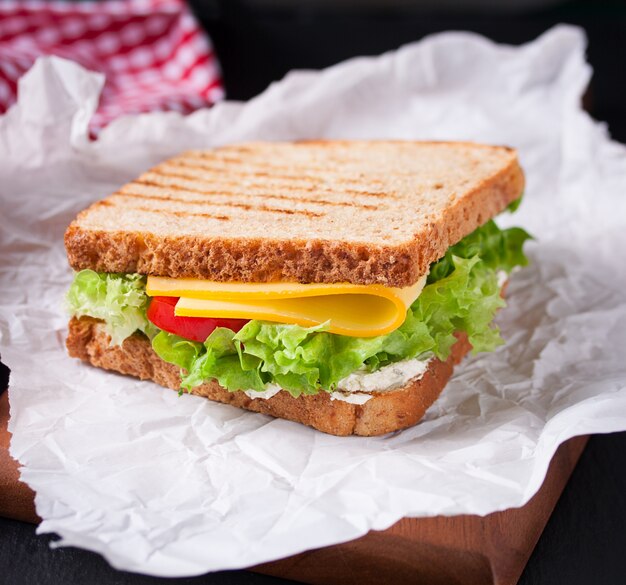 Geroosterde sandwich met sla en kaas