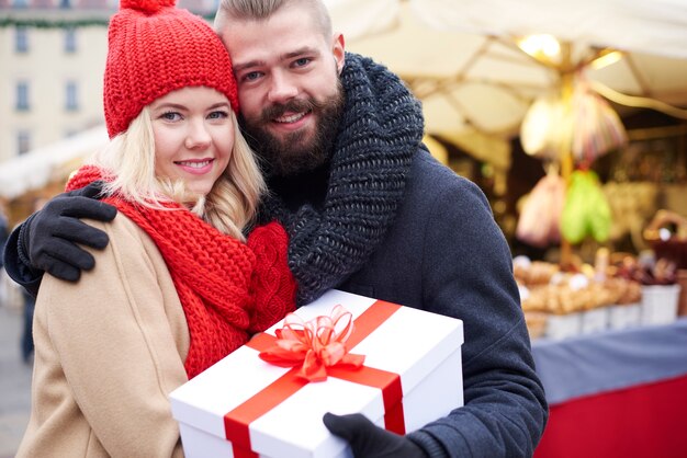 Geschenk gehouden door een stel