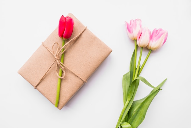 Gratis foto geschenkdoos en bos bloemen