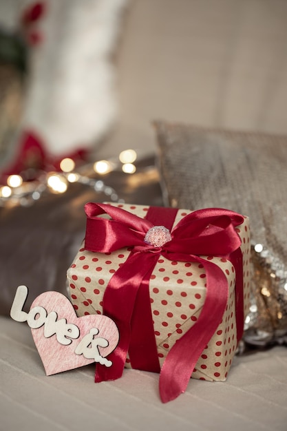 Geschenkdoos en decoratief detail met het opschrift Love is