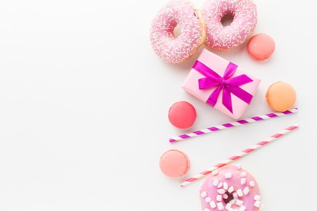 Gratis foto geschenkdoos en donuts kopie ruimte