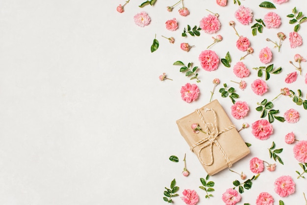 Geschenkdoos met bloemen op tafel