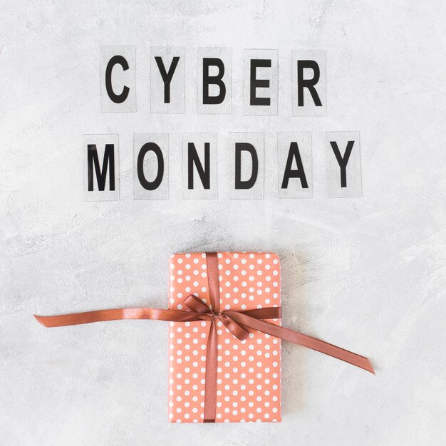 Geschenkdoos met Cyber ​​Monday-inscriptie