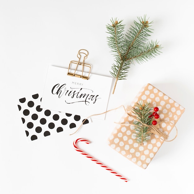 Geschenkdoos met kerst inscriptie op papier