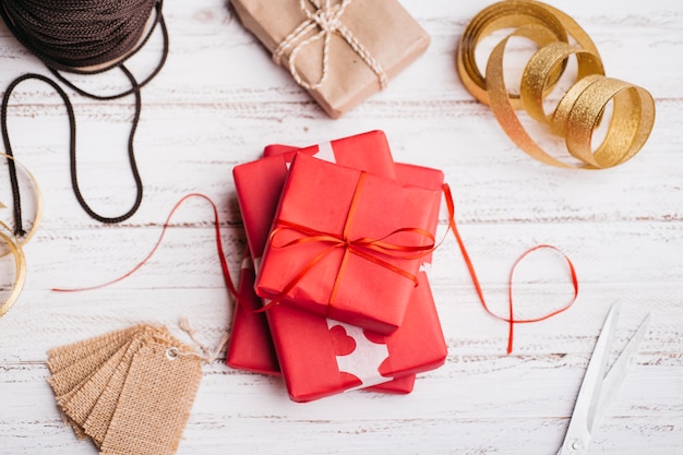 Geschenkdozen met linten op tafel