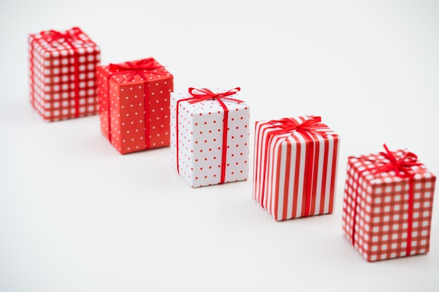 Geschenkdozen met xmas presenteert verpakt in rood papier met ornament op witte achtergrond