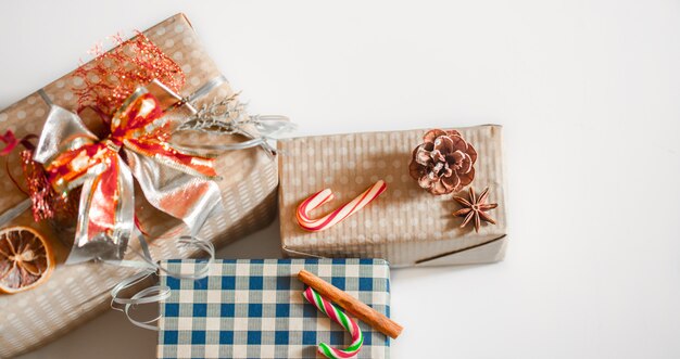 Geschenkdozen op witte achtergrond