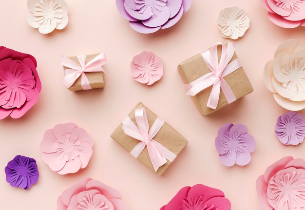 Gratis foto geschenken tussen bloemen papier ornament