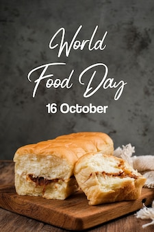 Gescheurd brood gevuld met runderflos en mayonaise op een houten tafel met opschrift world food day