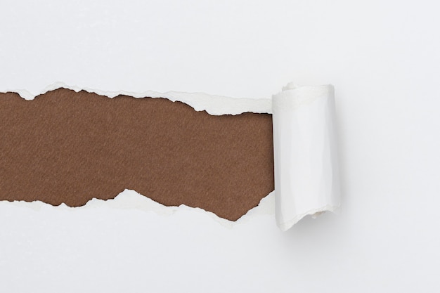 Gescheurd papier witte achtergrond eenvoudige handgemaakte ambacht