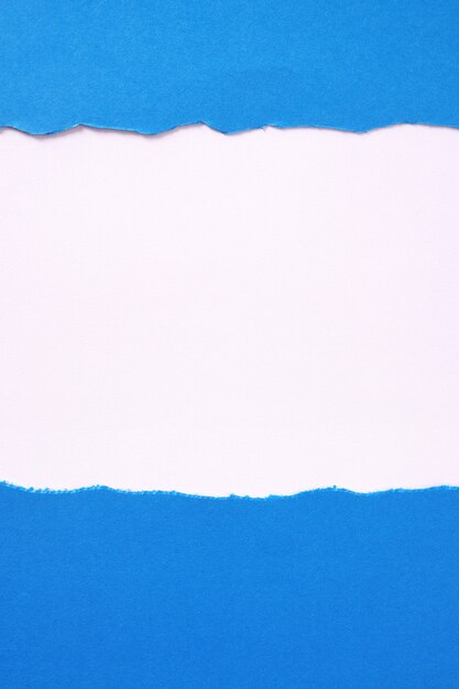Gescheurde blauw papier witte achtergrond grenskader verticaal