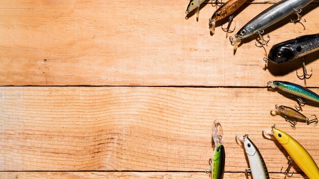 Geschikt kleurrijk visserijlokmiddel op houten bureau